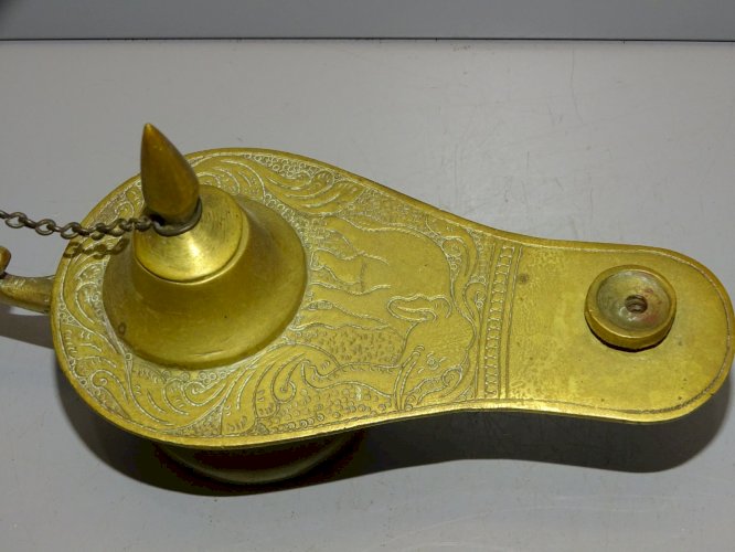 -JOLIE PETITE LAMPE A HUILE EN LAITON INDIENNE A DECOR D'ELEPHANT Gravé    D