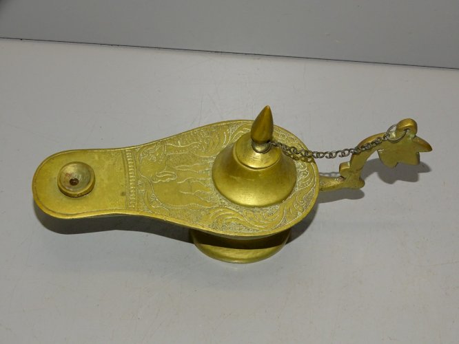 -JOLIE PETITE LAMPE A HUILE EN LAITON INDIENNE A DECOR D'ELEPHANT Gravé    D