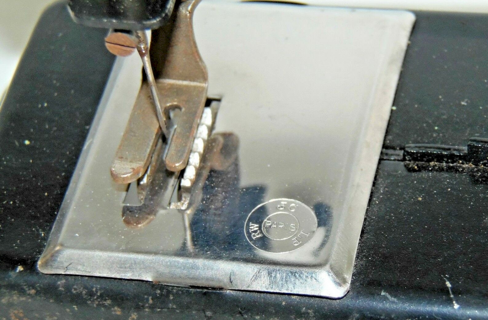 ANCIENNE PETITE MACHINE À COUDRE TÔLE BLEUE JOUET ANNEES 50/60 avec sa boite EUR 45,00 - FR