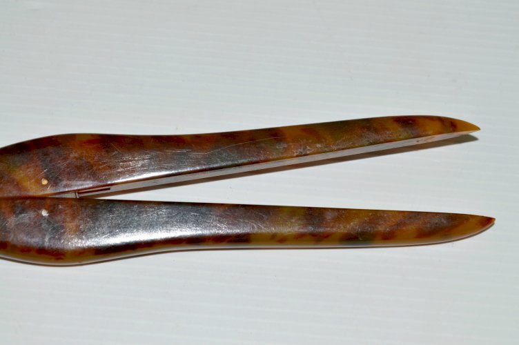 -JOLIE PINCE A GANTS XIXe objet de vitrine costumes d'époque collection