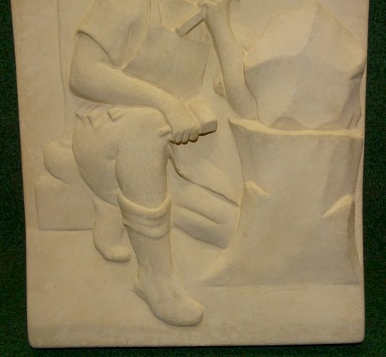 -JOLIE PLAQUE DECORATIVE EN PLATRE HOMME SCULPTEUR NON Signée déco XXe    D