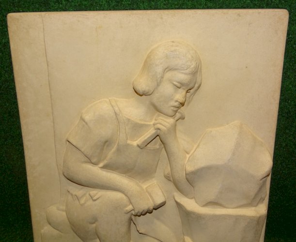 -JOLIE PLAQUE DECORATIVE EN PLATRE HOMME SCULPTEUR NON Signée déco XXe    D