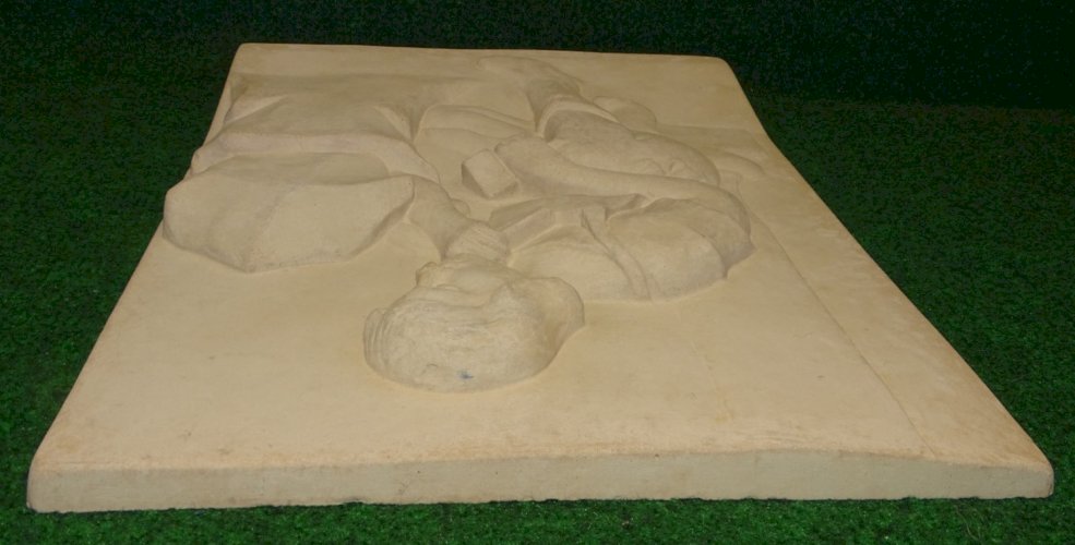 -JOLIE PLAQUE DECORATIVE EN PLATRE HOMME SCULPTEUR NON Signée déco XXe    D