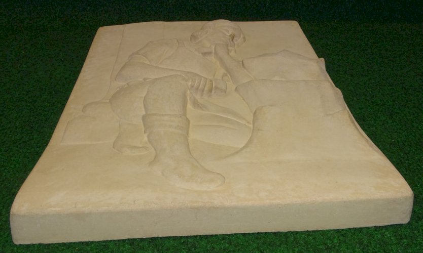 -JOLIE PLAQUE DECORATIVE EN PLATRE HOMME SCULPTEUR NON Signée déco XXe    D