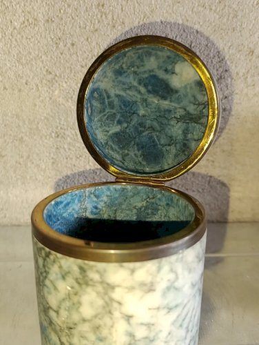 jolie pot ancien en marbre ou albatre gris bleu en bon etat