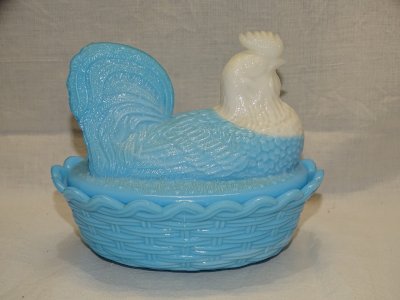 CUTE HEN ON HER WHITE AND BLUE OPALINE BASKET EMPTY CANDY DISH TRAY