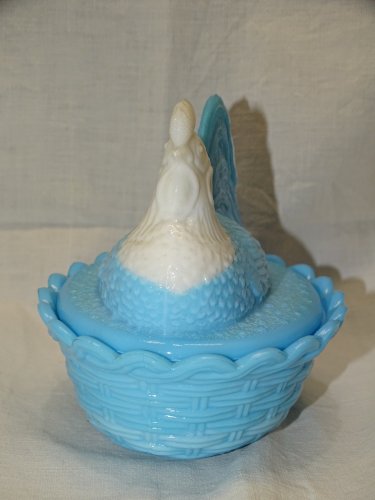 -JOLIE POULE SUR SON PANIER OPALINE BLANCHE ET BLEUE BONBONNIERE VIDE POCHE   D