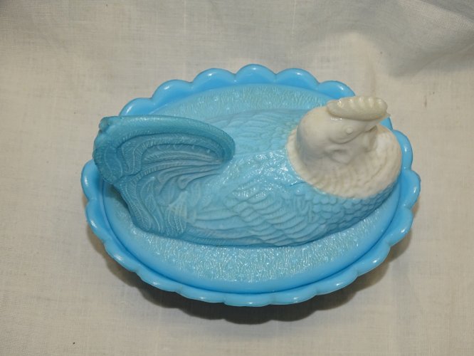 -JOLIE POULE SUR SON PANIER OPALINE BLANCHE ET BLEUE BONBONNIERE VIDE POCHE   D