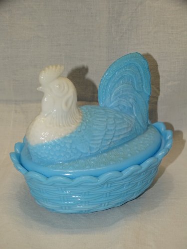 -JOLIE POULE SUR SON PANIER OPALINE BLANCHE ET BLEUE BONBONNIERE VIDE POCHE   D