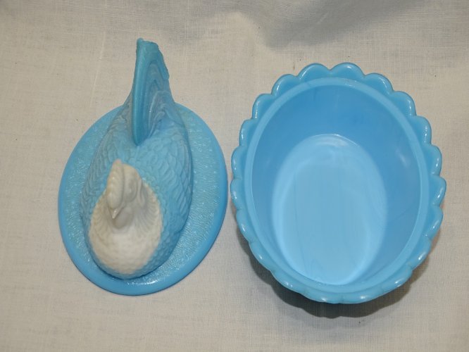 -JOLIE POULE SUR SON PANIER OPALINE BLANCHE ET BLEUE BONBONNIERE VIDE POCHE   D