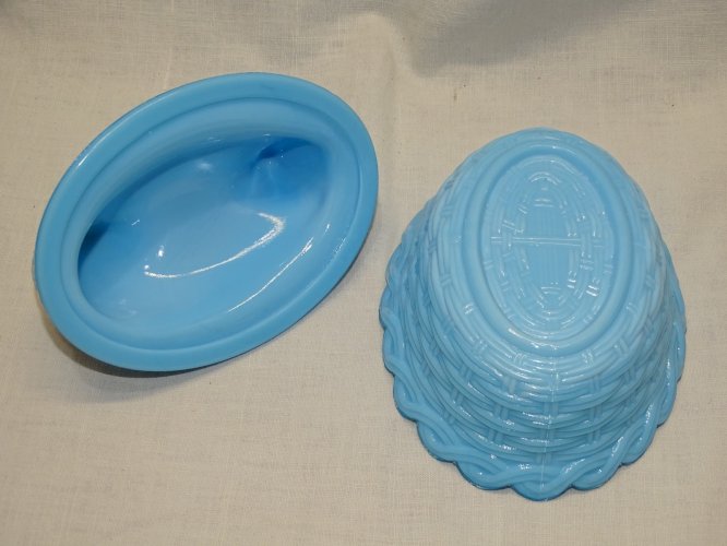 -JOLIE POULE SUR SON PANIER OPALINE BLANCHE ET BLEUE BONBONNIERE VIDE POCHE   D