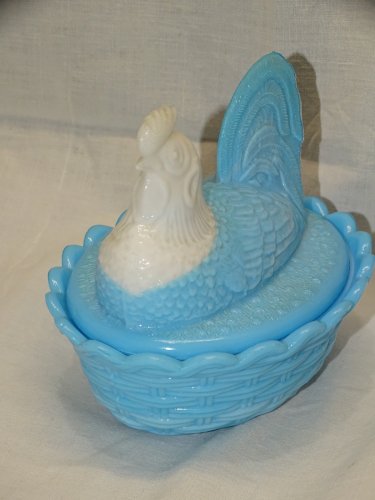 -JOLIE POULE SUR SON PANIER OPALINE BLANCHE ET BLEUE BONBONNIERE VIDE POCHE   D