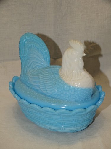-JOLIE POULE SUR SON PANIER OPALINE BLANCHE ET BLEUE BONBONNIERE VIDE POCHE   D