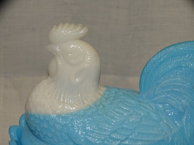 -JOLIE POULE SUR SON PANIER OPALINE BLANCHE ET BLEUE BONBONNIERE VIDE POCHE   D