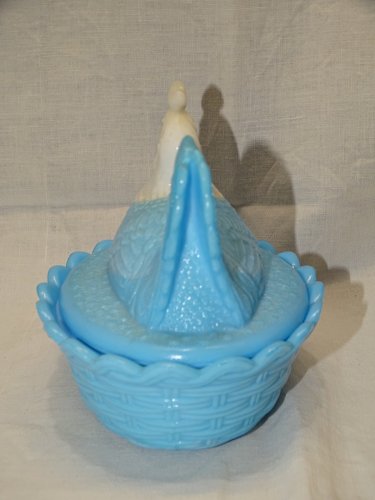 -JOLIE POULE SUR SON PANIER OPALINE BLANCHE ET BLEUE BONBONNIERE VIDE POCHE   D
