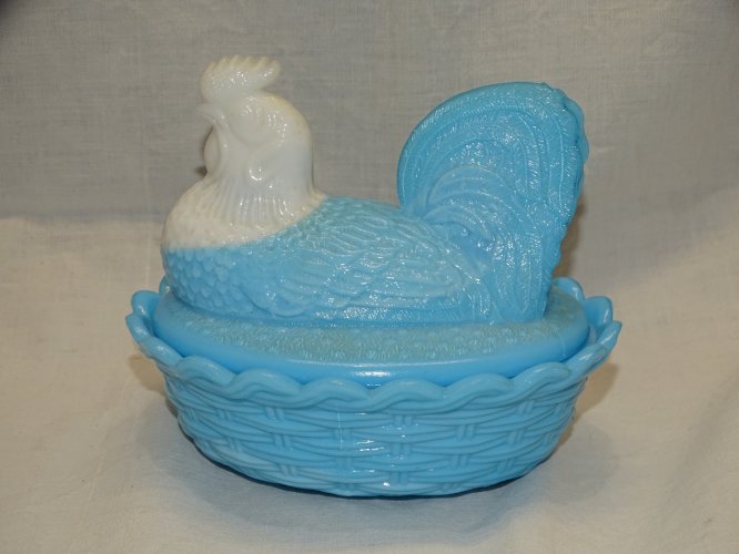 -JOLIE POULE SUR SON PANIER OPALINE BLANCHE ET BLEUE BONBONNIERE VIDE POCHE   D