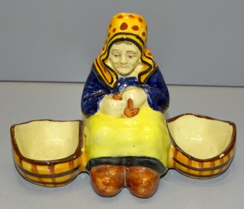 -JOLIE SALIERE POIVRIERE DE TABLE CERAMIQUE HB QUIMPER VIEILLE FEMME BRETONNE  D