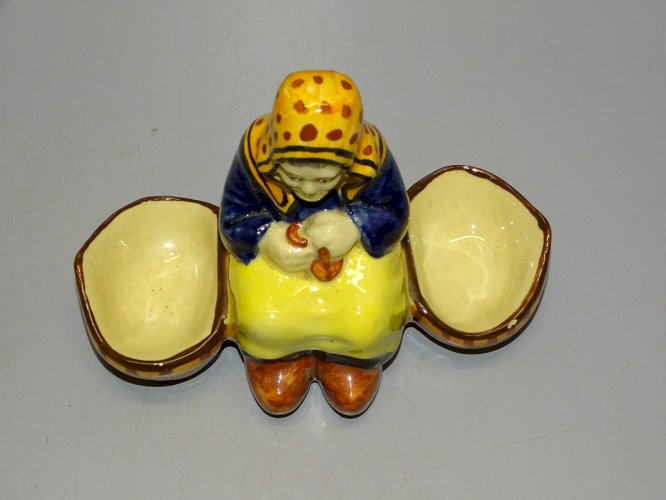 -JOLIE SALIERE POIVRIERE DE TABLE CERAMIQUE HB QUIMPER VIEILLE FEMME BRETONNE  D