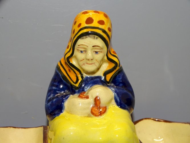 -JOLIE SALIERE POIVRIERE DE TABLE CERAMIQUE HB QUIMPER VIEILLE FEMME BRETONNE  D