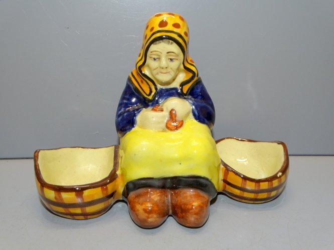 -JOLIE SALIERE POIVRIERE DE TABLE CERAMIQUE HB QUIMPER VIEILLE FEMME BRETONNE  D