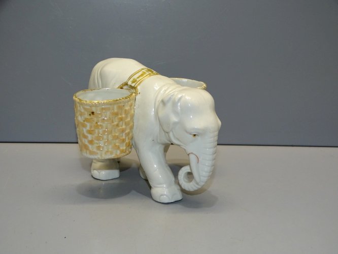 -JOLIE SALIERE POIVRIERE ELEPHANT EN PORCELAINE FINE COLLECTION VITRINE TABLE  D