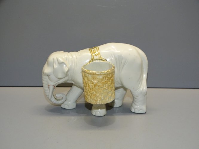 -JOLIE SALIERE POIVRIERE ELEPHANT EN PORCELAINE FINE COLLECTION VITRINE TABLE  D