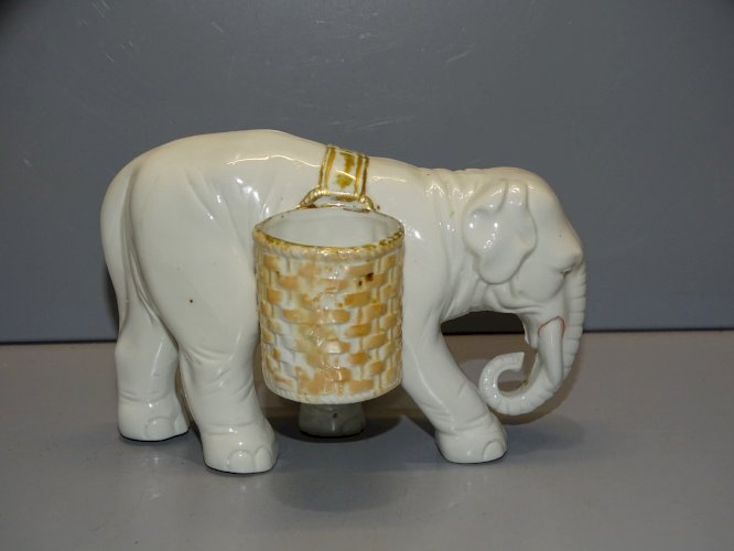 -JOLIE SALIERE POIVRIERE ELEPHANT EN PORCELAINE FINE COLLECTION VITRINE TABLE  D
