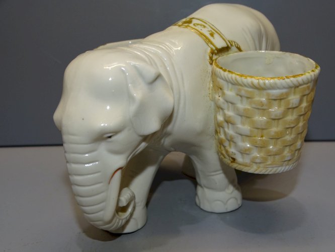 -JOLIE SALIERE POIVRIERE ELEPHANT EN PORCELAINE FINE COLLECTION VITRINE TABLE  D
