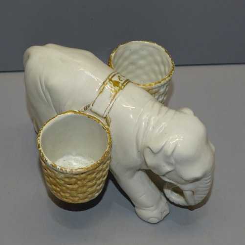-JOLIE SALIERE POIVRIERE ELEPHANT EN PORCELAINE FINE COLLECTION VITRINE TABLE  D