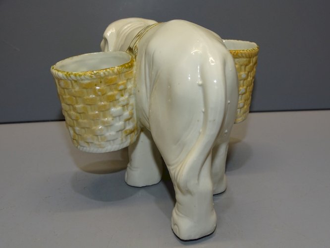 -JOLIE SALIERE POIVRIERE ELEPHANT EN PORCELAINE FINE COLLECTION VITRINE TABLE  D