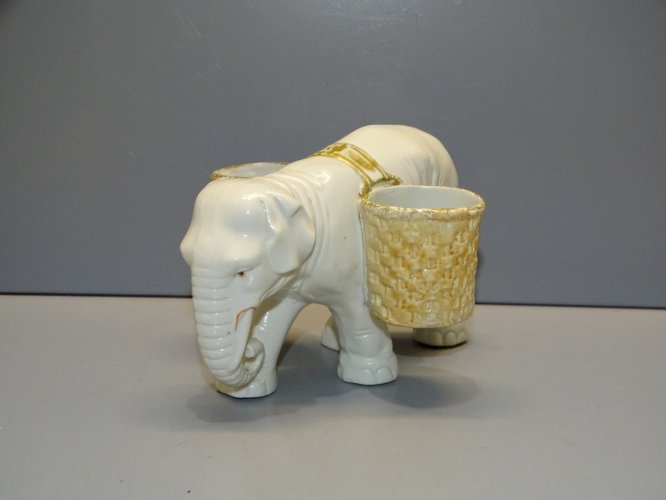 -JOLIE SALIERE POIVRIERE ELEPHANT EN PORCELAINE FINE COLLECTION VITRINE TABLE  D