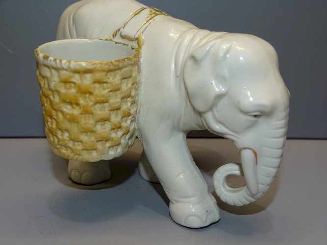 -JOLIE SALIERE POIVRIERE ELEPHANT EN PORCELAINE FINE COLLECTION VITRINE TABLE  D