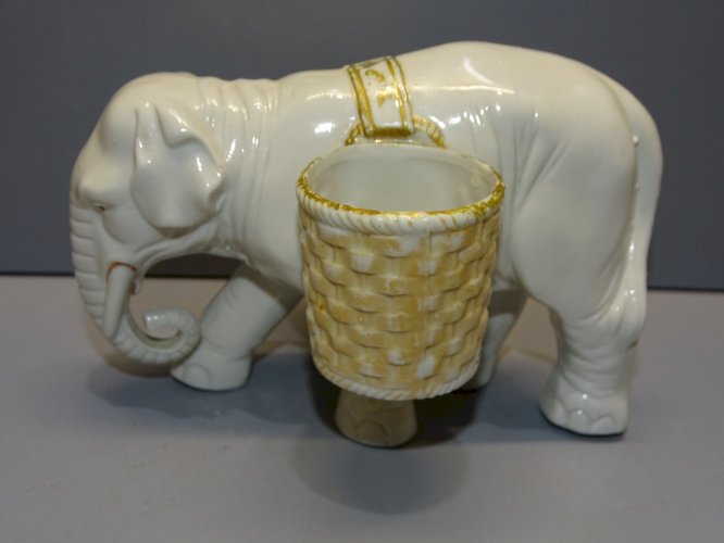 -JOLIE SALIERE POIVRIERE ELEPHANT EN PORCELAINE FINE COLLECTION VITRINE TABLE  D