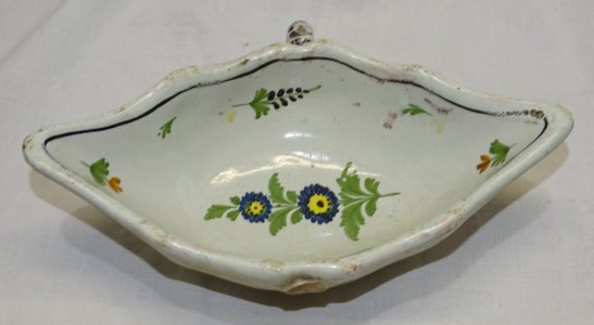 PRETTY EARTHENWARE GRAVY BOAT WITH HANDLES IN BOAT SHAPE, MISSING 1 HANDLE COLLECTION D