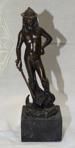 -JOLIE SCULPTURE BRONZE Patiné représentant le DAVID de DONATELLO non signé   D