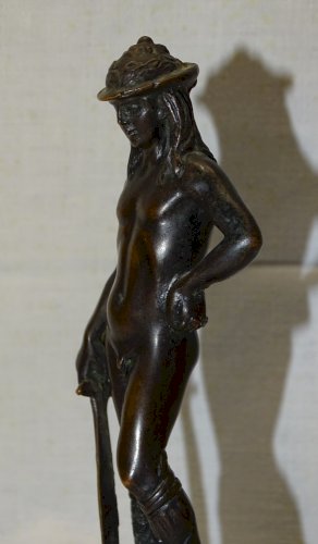 -JOLIE SCULPTURE BRONZE Patiné représentant le DAVID de DONATELLO non signé   D