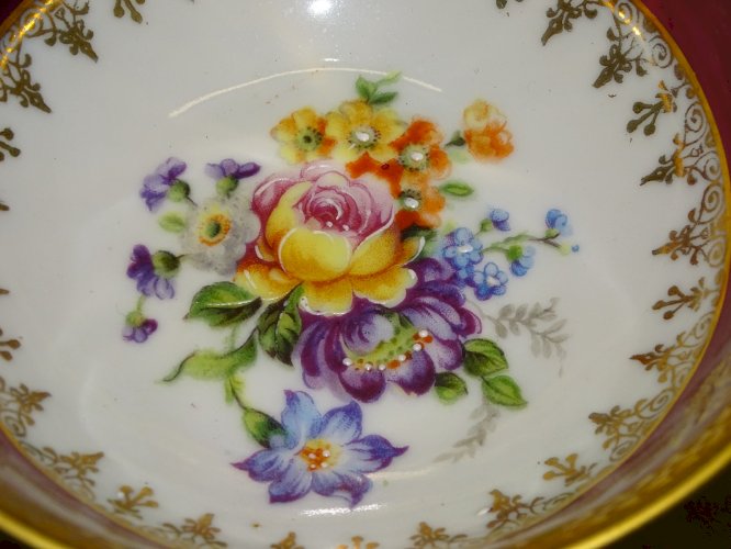 -JOLIE TASSE A 2 ANSES & SA SOUCOUPE PORCELAINE de LIMOGES BELLES DORURES  D