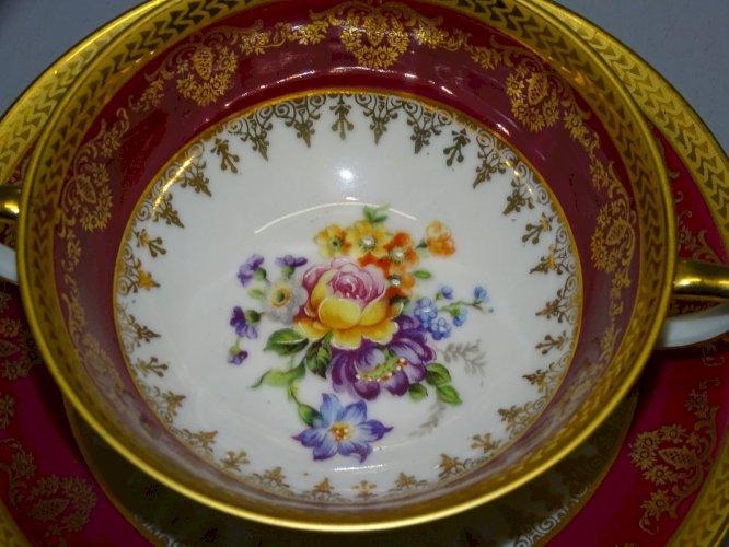 -JOLIE TASSE A 2 ANSES & SA SOUCOUPE PORCELAINE de LIMOGES BELLES DORURES  D