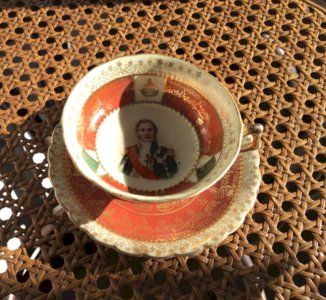 JOLIE TASSE A CAFE et SOUS-TASSE DECOR ROYAL EMPEREUR AUTRICHE 1900 MEISSEN ??