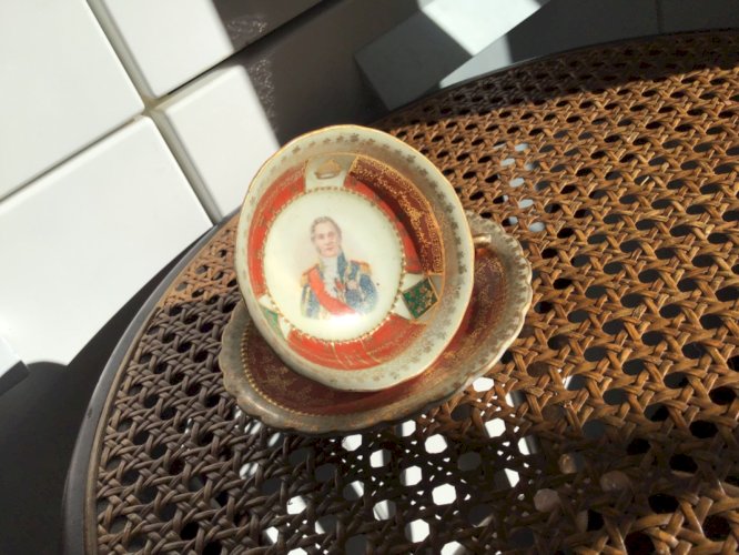JOLIE TASSE A CAFE et SOUS-TASSE DECOR ROYAL EMPEREUR AUTRICHE 1900 MEISSEN ??