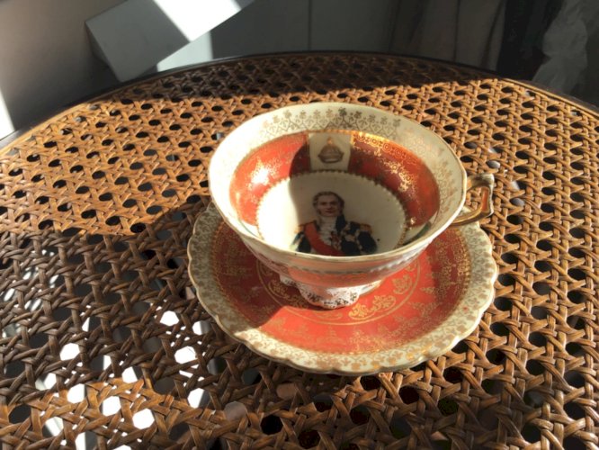 JOLIE TASSE A CAFE et SOUS-TASSE DECOR ROYAL EMPEREUR AUTRICHE 1900 MEISSEN ??