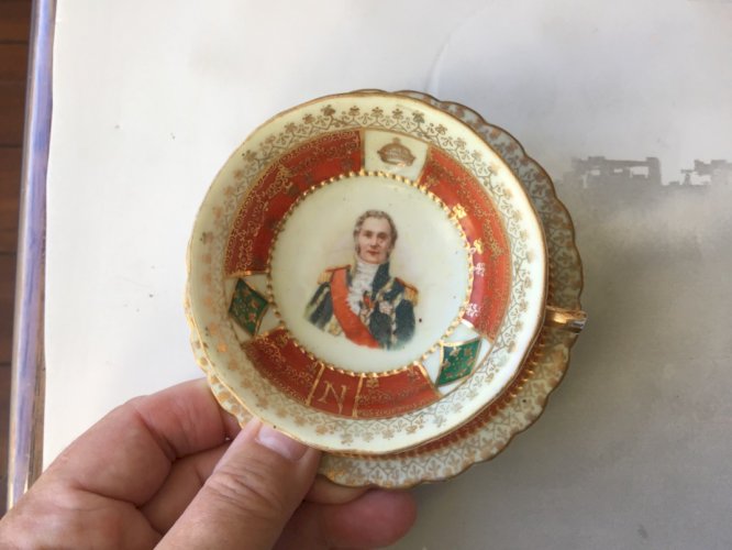 JOLIE TASSE A CAFE et SOUS-TASSE DECOR ROYAL EMPEREUR AUTRICHE 1900 MEISSEN ??