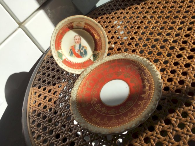 JOLIE TASSE A CAFE et SOUS-TASSE DECOR ROYAL EMPEREUR AUTRICHE 1900 MEISSEN ??
