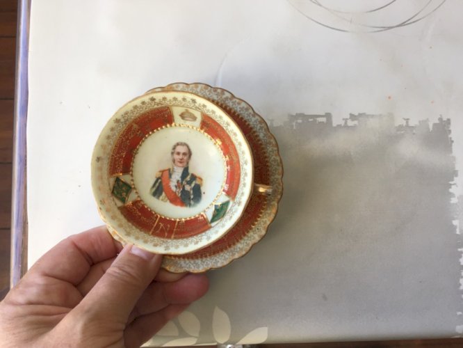 JOLIE TASSE A CAFE et SOUS-TASSE DECOR ROYAL EMPEREUR AUTRICHE 1900 MEISSEN ??
