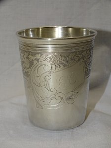 -JOLIE TIMBALE EN ARGENT poinçon Minerve 1 CARTOUCHE Gravée E C Frise OISEAUX  D