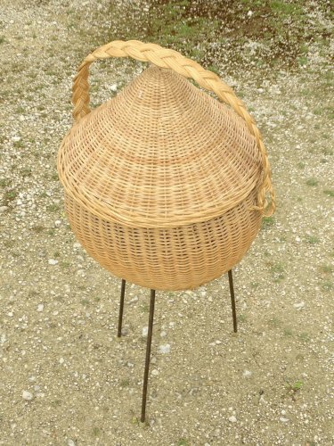 -JOLIE TRAVAILLEUSE VINTAGE EN ROTIN SUR 3 PIEDS METAL CHAPEAU CHINOIS déco 60 D