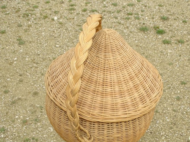-JOLIE TRAVAILLEUSE VINTAGE EN ROTIN SUR 3 PIEDS METAL CHAPEAU CHINOIS déco 60 D