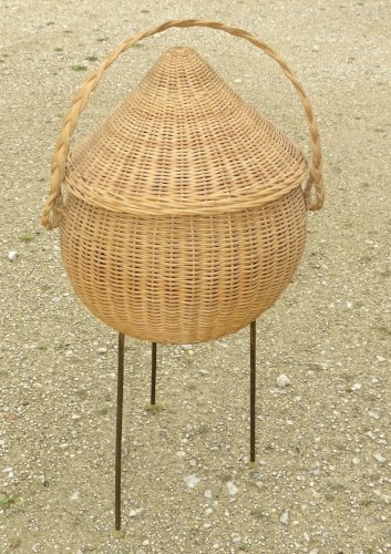 -JOLIE TRAVAILLEUSE VINTAGE EN ROTIN SUR 3 PIEDS METAL CHAPEAU CHINOIS déco 60 D