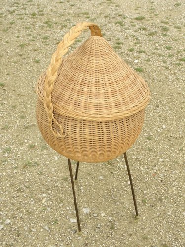 -JOLIE TRAVAILLEUSE VINTAGE EN ROTIN SUR 3 PIEDS METAL CHAPEAU CHINOIS déco 60 D