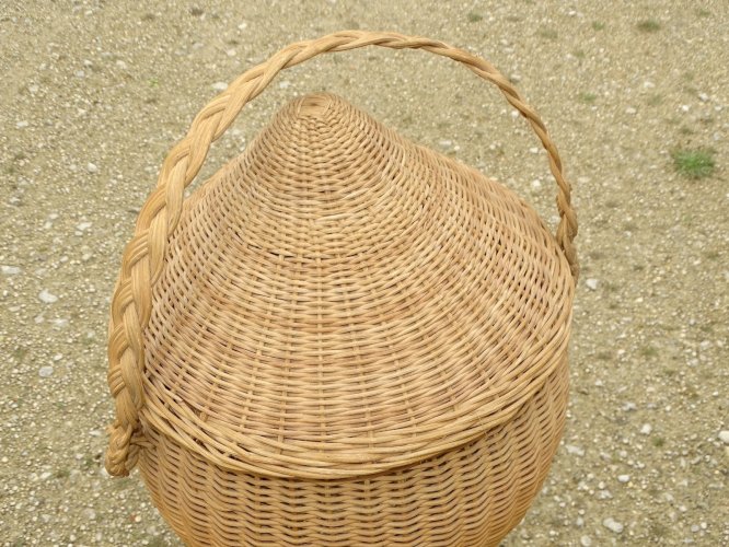 -JOLIE TRAVAILLEUSE VINTAGE EN ROTIN SUR 3 PIEDS METAL CHAPEAU CHINOIS déco 60 D